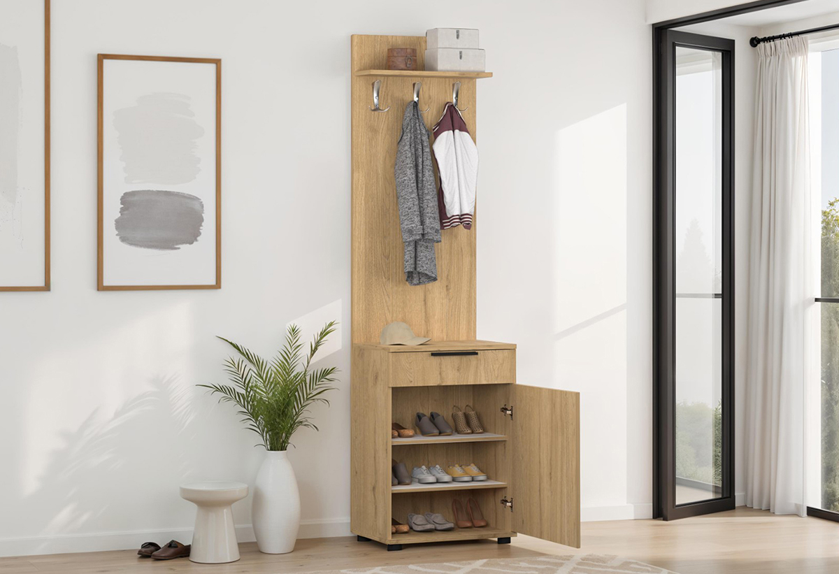 Απεικονίζεται ο καλόγερος με κρεμασμένα ρούχα πάνω και το ντουλαπάκι ανοιχτό με παπούτσια μέσα.